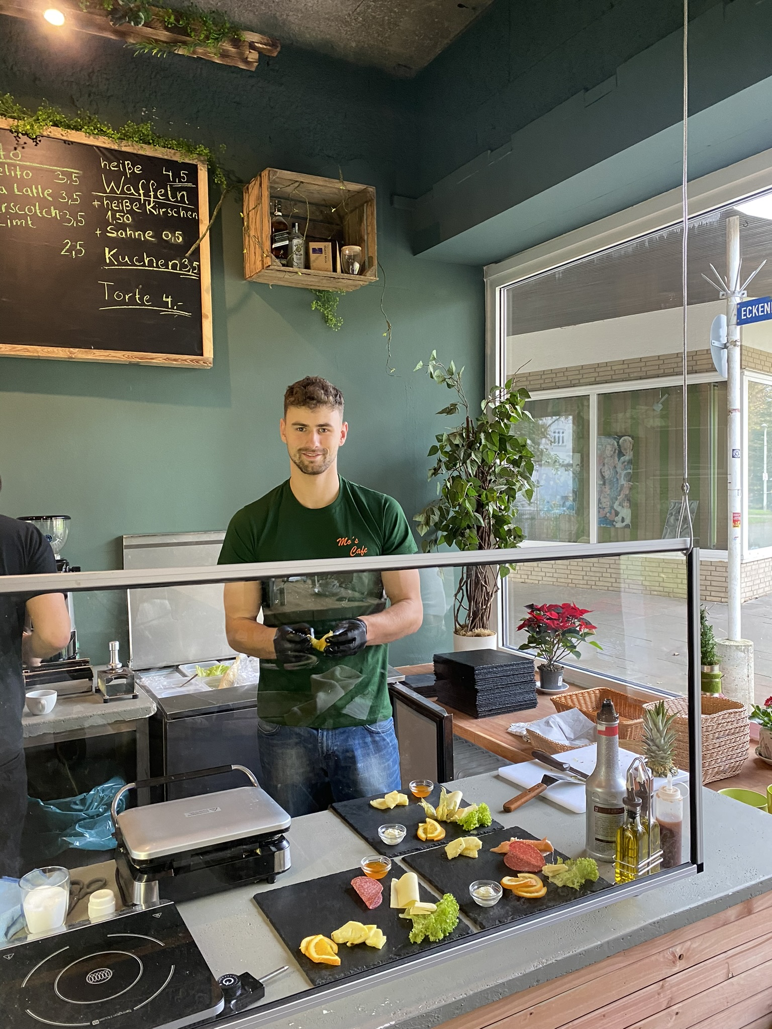 Mo's Cafe Kiel - Entspannte Atmosphäre im Café-Bereich