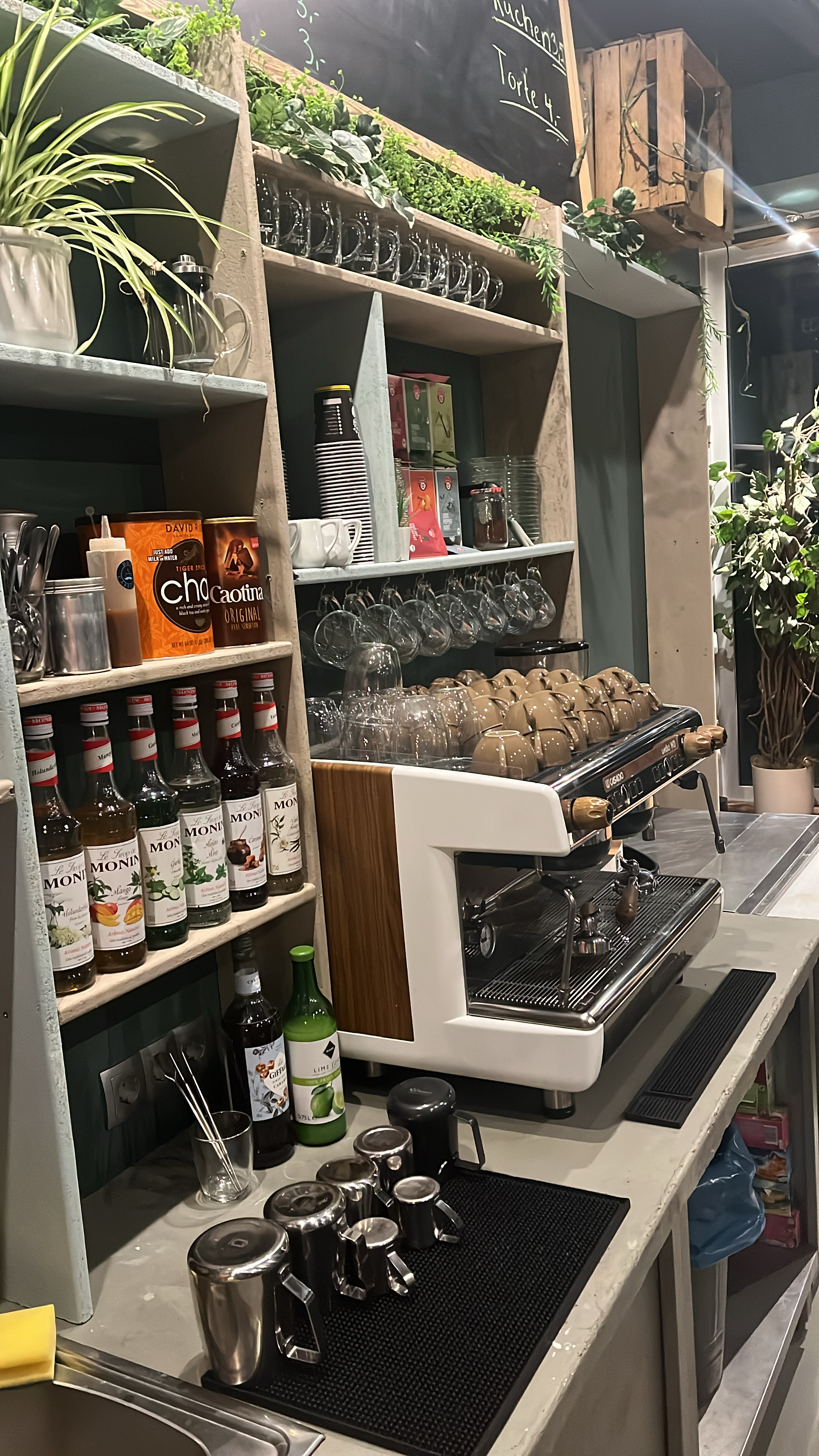 Mo's Cafe Kiel - Frisch gebackene Kuchen in der Vitrine